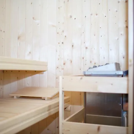 Luksusowe Eskada * 우스트 노리 모르스키